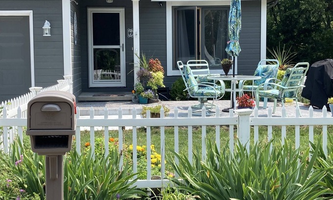 Council Bluffs Casa | Cozy, Clean & Quiet. Home in the Hills. Close to DT Omaha; Market; Zoo; Gardens