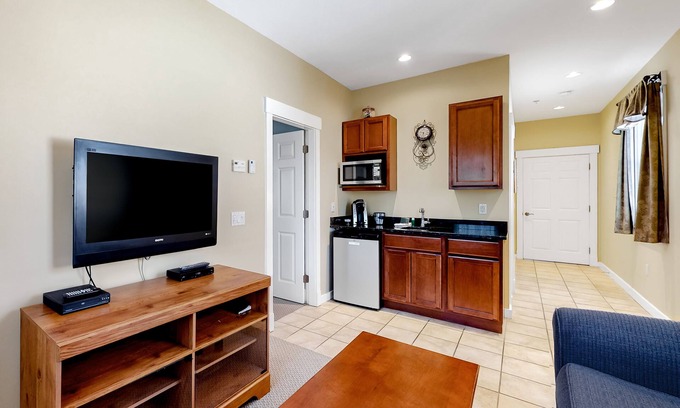 Northeast Harbor Casa | Cozy & Clean Second-Story Suite w/ Kitchenette & Free WiFi - Walk to the Harbor