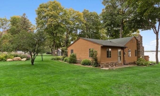 Annandale Cabina | Cozy Clean Waterfront Cabin on Sugar Lake - Ice Fishing, Ski/Snowboard Nearby