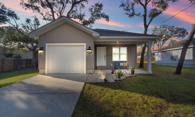 Ono Island Casa | Cozy & close to FL&AL beaches & Downtown! Owner managed~Large backyard~Stocked!