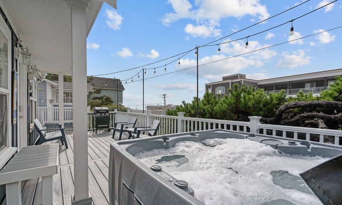 Lincoln City Cabaña | Cozy Coast Cottage: King, Hot Tub, Near Beach