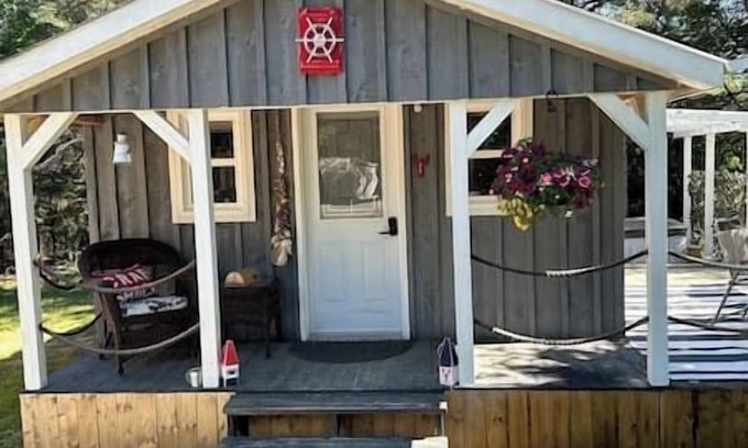 St. Stephen Cabina | Cozy Coastal Cabin w/Hot Tub
