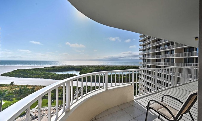 Marco Island Apartamento | Cozy Coastal Condo with Pool Access Steps to Beach!