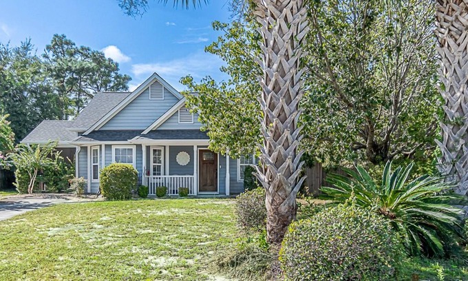 Myrtle Grove Casa | Cozy Coastal Cottage - Family Friendly, & minutes from the Beach!