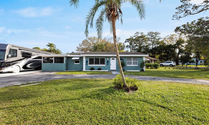 Fort Pierce Casa | Cozy & Coastal Fort Pierce Pool home