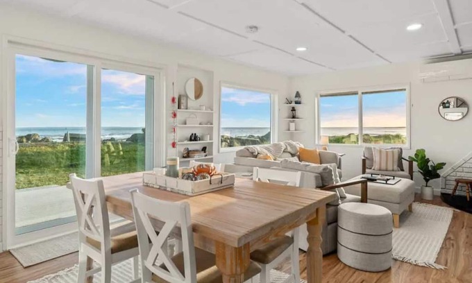 Tokeland Cabina | Cozy Coastal Getaway Panoramic Ocean Views
