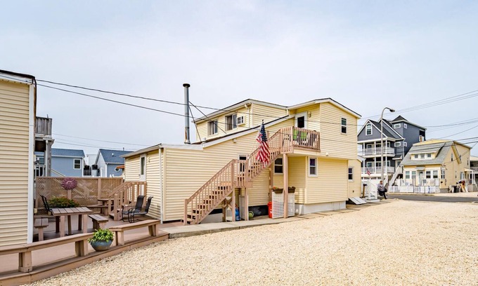 Seaside Heights Apartamento | Cozy Coastal Hideout w/ Free Parking, Beach Badges, BBQ and Outdoor Shower