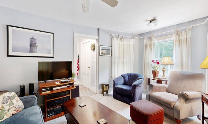 Mount Desert Casa | Cozy coastal home near the ocean with Wi-Fi, full kitchen, grill, and porch