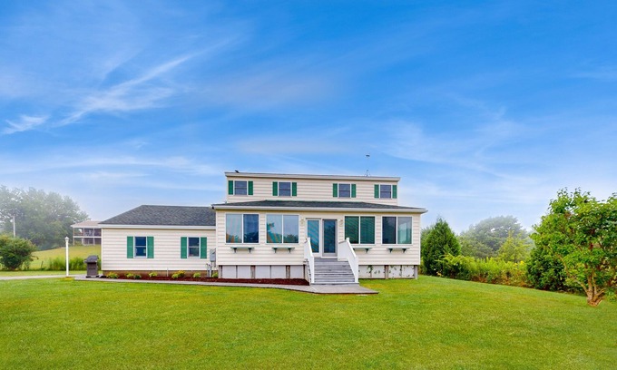 Cushing Casa | Cozy Coastal Home with Jetted Tub, Modern Kitchen, and Ocean Breeze Patio