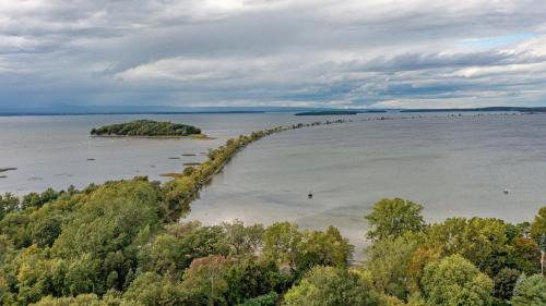 Malletts Bay Casa | Cozy Colchester Cabin near Lake