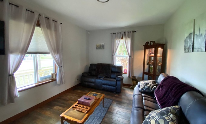 Enumclaw Casa | Cozy Cole St Home built in 1910 in Downtown Enumclaw