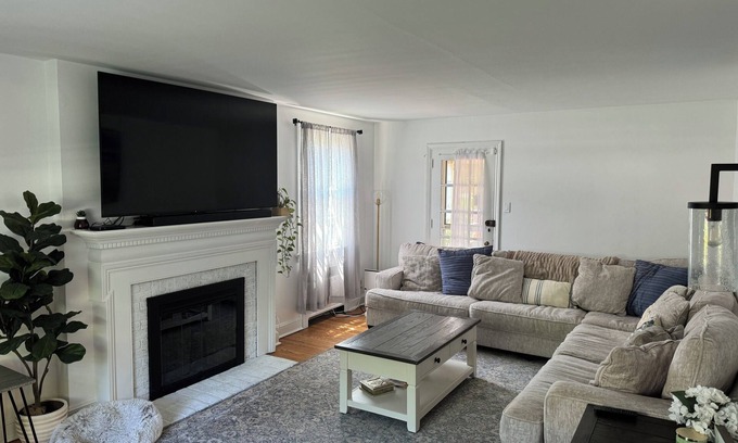 Drexel Hill Casa | Cozy Colonial Home in Drexel Hill