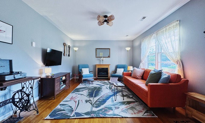 Ruther Glen Casa | Cozy & Colorful 3BR Cottage near I-95, Kings Dominion, Richmond, Family Friendly