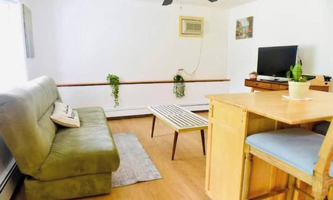 Bethpage Apartamento | Hogar Cogedor y Confortable: Un Hogar lejos de Su Hogar.