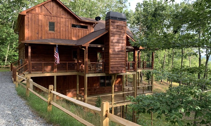 Morganton Cabina | Cozy Comfort meets Luxury Amenities in Mountain-View Retreat w 3 brms & 3 frplcs