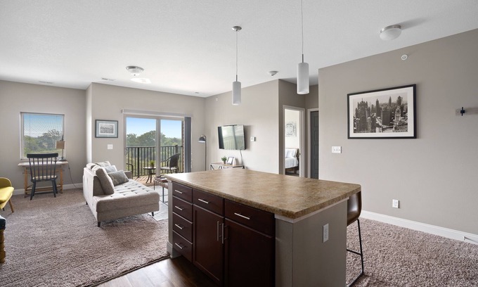 West Des Moines Apartamento | Cozy Comfort with Balcony and Garage