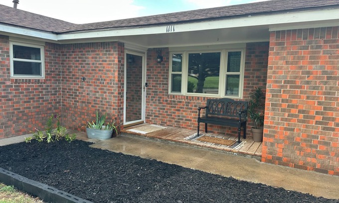 Clarendon Casa | Cozy, comfortable home in a quiet neighborhood!