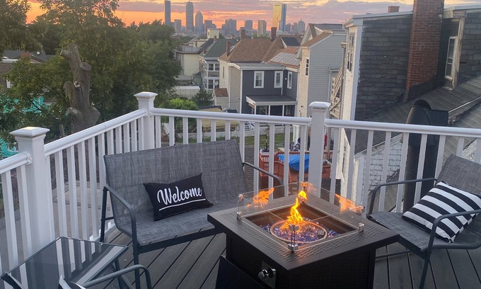 Dudley - Brunswick King Apartamento | Cozy & comfy in-law suite with Boston skyline view