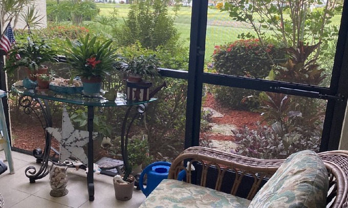 East Naples Condominio | Cozy condo, 4 miles to the beach and only 3 miles to downtown 5th Avenue!!!
