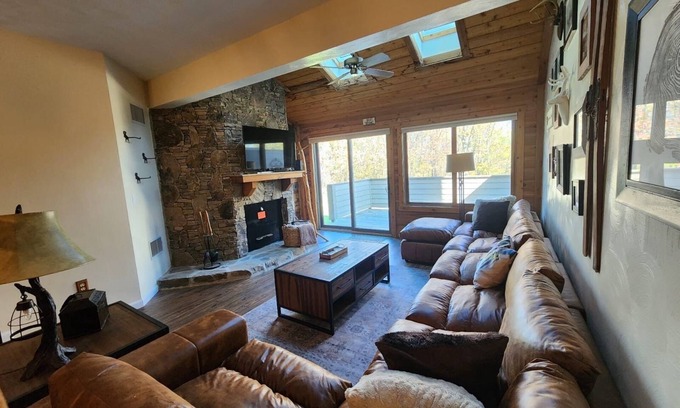 Seven Springs Condominio | Cozy condo, Family- friendly just completely remodeled. SKI IN -SKI OUT!!