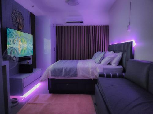 Highway Hills Apartamento | Cozy Condo Home along EDSA with a City View