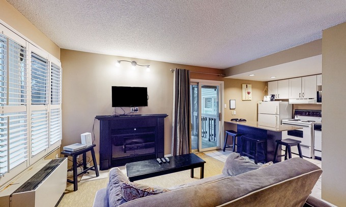 Craigleith Apartamento | Cozy condo w/ shared pool & tennis courts - walk to lifts/shuttle