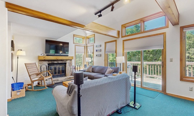 Wilmington Condominio | Cozy condo w/golf course views, pet-friendly, balcony, bbq, fireplace, mudroom