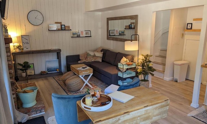 Mammoth Lakes Apartamento | Cozy condo walking distance to village and gondola w/ pool/ jacuzzi sleeps 4.