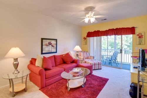 Carolina Forest Apartamento | Cozy Condo with Golf Course View 4 Mi to Shore!