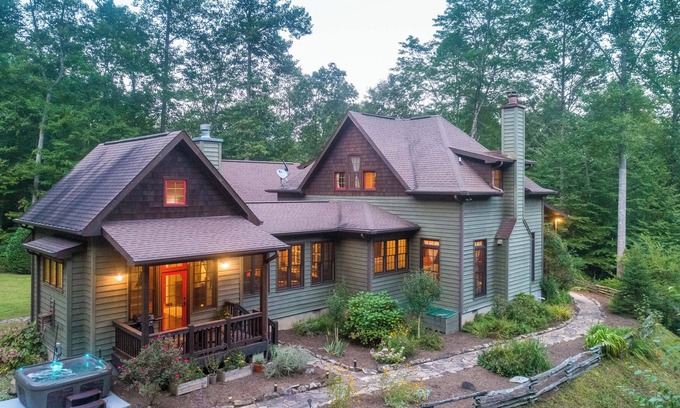 Almond Apartamento | Cozy Condo with Hot Tub & Stunning Views! Close to Bryson City & Fontana Lake