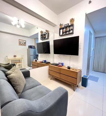 Highway Hills Apartamento | Cozy Condo with pool view and FREE parking!