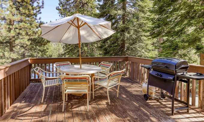 Lakeshore Condominio | Acogedor condominio con piscina compartida y bañera de hidromasaje: ¡camina hasta el puerto deportivo en Huntington Lake!