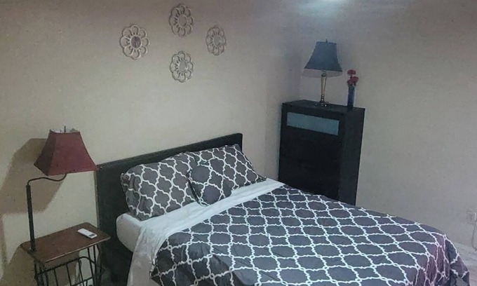 Clodine Condominio | Cozy Condo2, surrounded by shopping & eateries