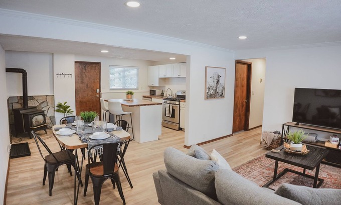 Logan Casa | Cozy Convenient Basement Apt.