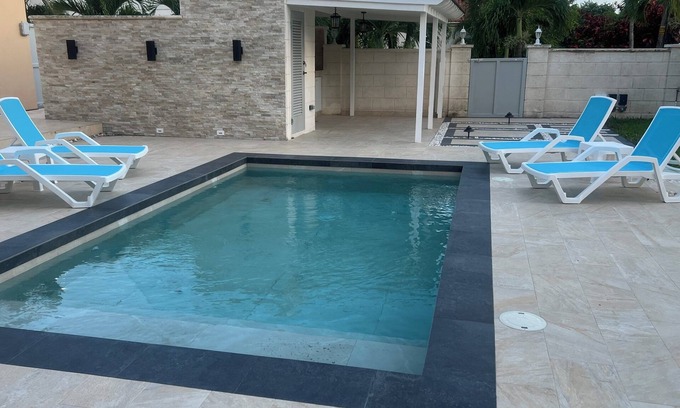 Clermont Apartamento | Cozy, Cool & Charming – 1BR Gem in Saint James