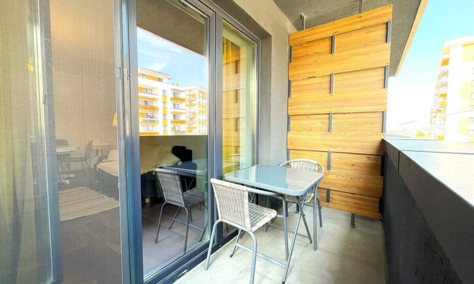 Tractorul Apartamento | Cozy Corner Apartment: Baby Crib and High Chair