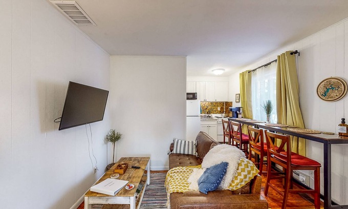 Bloomington Casa | Cozy corner apt in conveniently located fourplex - near downtown, university