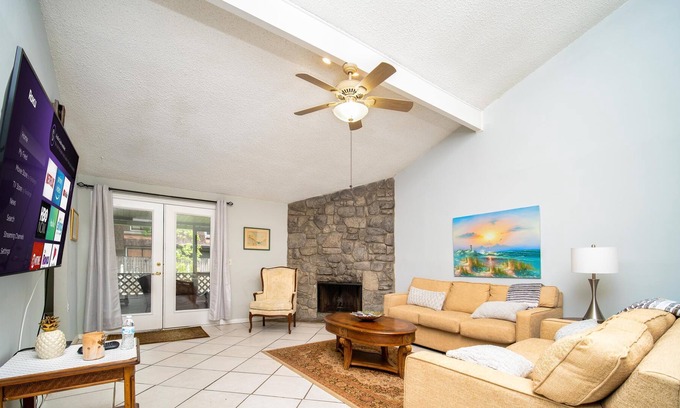Southside Casa | ~Cozy Corner Casa Sleeps 9 Screened Patio~