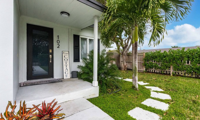 Delray Beach Cabaña | Cozy Corner Cottage 2BR 1BA HUGE fenced in Yard