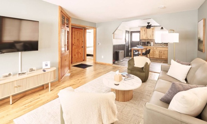 Sheridan Casa | Cozy Corner Cottage w/wood fire pit