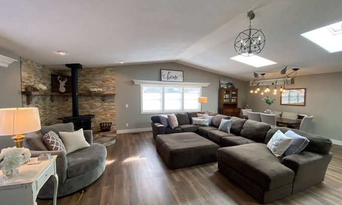 Brice Prairie Casa | Cozy Corner Cottages-3 Bedroom House Rental