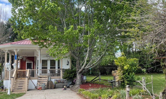 Hiawassee Casa | Cozy corner getaway in the mountains-Minutes away from Helen,GA/GA Mt Fairground
