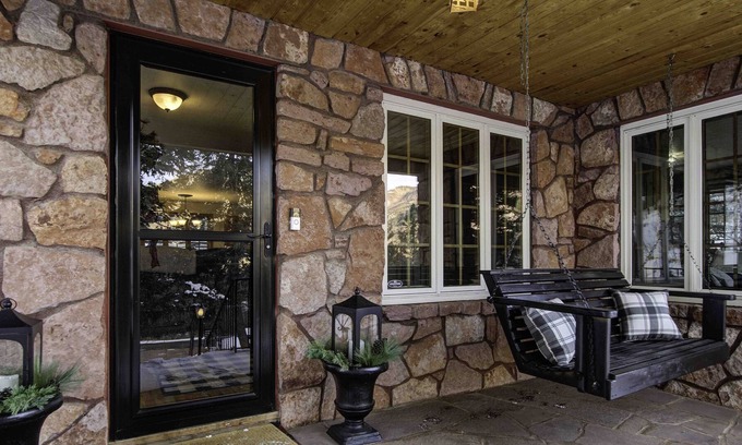 Cascade-Chipita Park Cabaña | Cozy Cottage Sleeps 8 With Huge Patio and Hot Tub