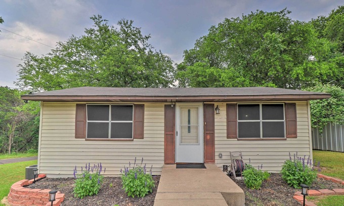 Belton Cabaña | Cozy Cottage ~ 1 Mi to Stillhouse Hollow Lake