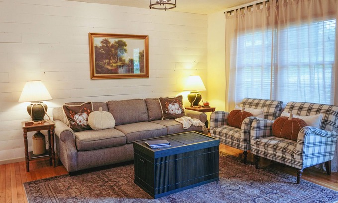 Sevierville Cabaña | Cozy Cottage 5 Minutes To Dollywood With Fire Pit, Private Deck, And Coffee Bar
