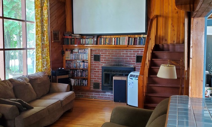 Manistique Cabaña | Cozy Cottage 5 minutes from Manistique. Swimming and Lake Access!
