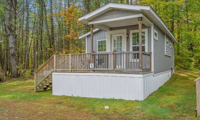 Queensbury Cabaña | Cozy Cottage at Lake George Campsites!