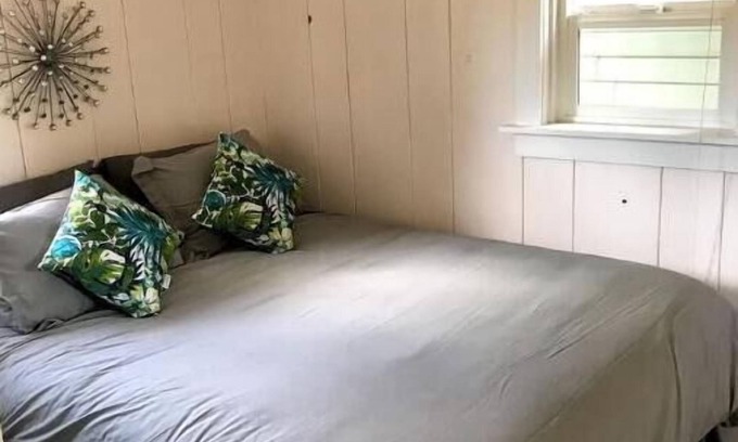 West Hills Cabaña | Cozy Cottage by the Bay