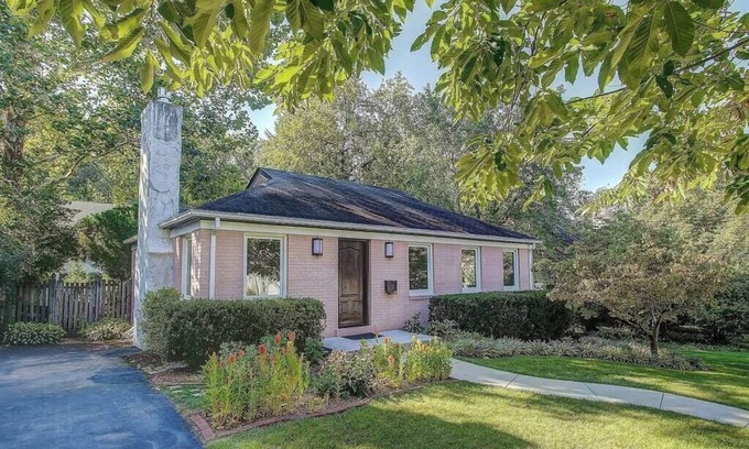 Bethesda Casa | Cozy Cottage by the City