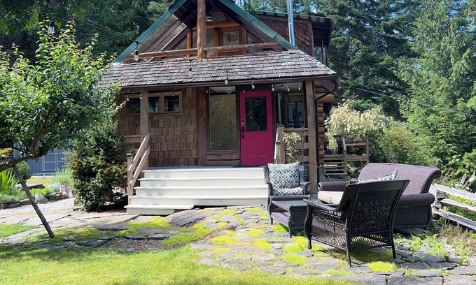 Salt Spring Island Cabaña | Cozy cottage in the woods, 11 minutes from town